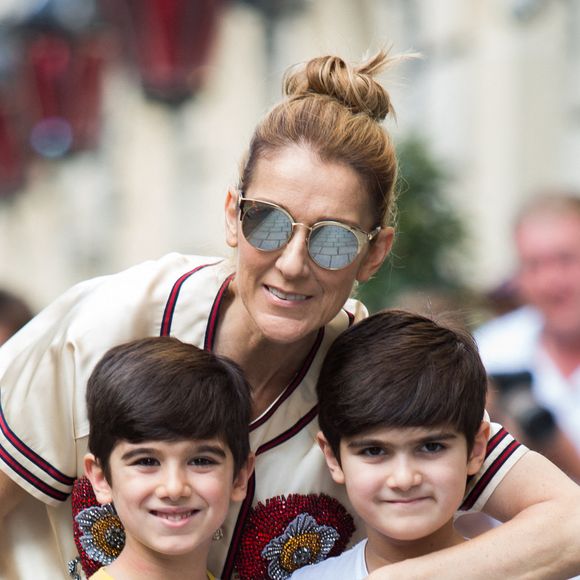Celine Dion et ses jumeaux Eddy et Nelson Angelil quittant leur hôtel pour se rendre chez Optician Meyrowitz à Paris, France, le 17 juillet 2017. Photo de Nasser Berzane/ABACAPRESS.COM