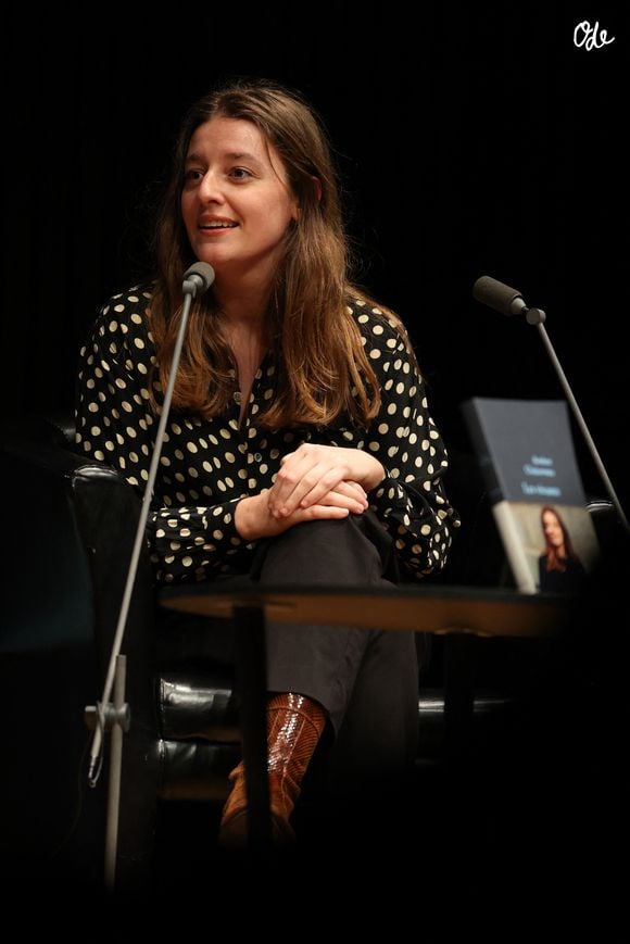 La journaliste et écrivaine Ambre Chalumeau lors d'un échange avec son public lors de la sortie de son livre "Les Vivants" - Stock, à la Station Ausone - Librairie Mollat à Bordeaux, France, le 25 mars 2025. © Jean-Marc Lhomer/Bestimage | 00700451