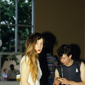 Alors qu'elle préparait "Flash rouge", un projet mêlant théâtre et musique, elle ne se doutait pas que sa collaboration avec la chanteuse allait contribuer à faire naître une histoire aussi marquante.

En France, durant leur tournée, Catherine Ringer et Fred Chichin, en avant-spectacle se préparant. © Michel Croizard via Bestimage