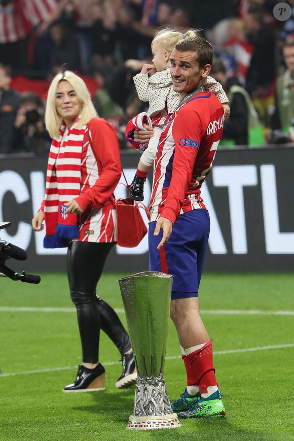 Antoine Griezmann, sa femme Erika Choperena et leur fille Mia avec la coupe de la Ligue Europa après la finale de la Ligue Europa, l'Olympique de Marseille contre l'Atlético de Madrid au stade Groupama à Decines-Charpieu banlieue de Lyon, France. © Cyril Moreau/Bestimage