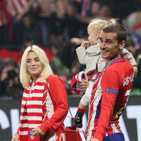 Antoine Griezmann, sa femme Erika Choperena et leur fille Mia avec la coupe de la Ligue Europa après la finale de la Ligue Europa, l'Olympique de Marseille contre l'Atlético de Madrid au stade Groupama à Decines-Charpieu banlieue de Lyon, France. © Cyril Moreau/Bestimage