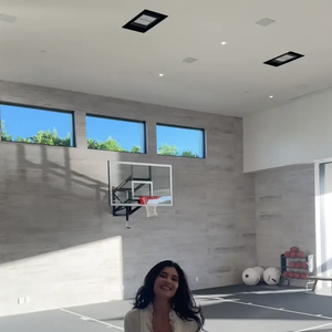 Kylie Jenner fait visiter sa maison à Palm Springs.