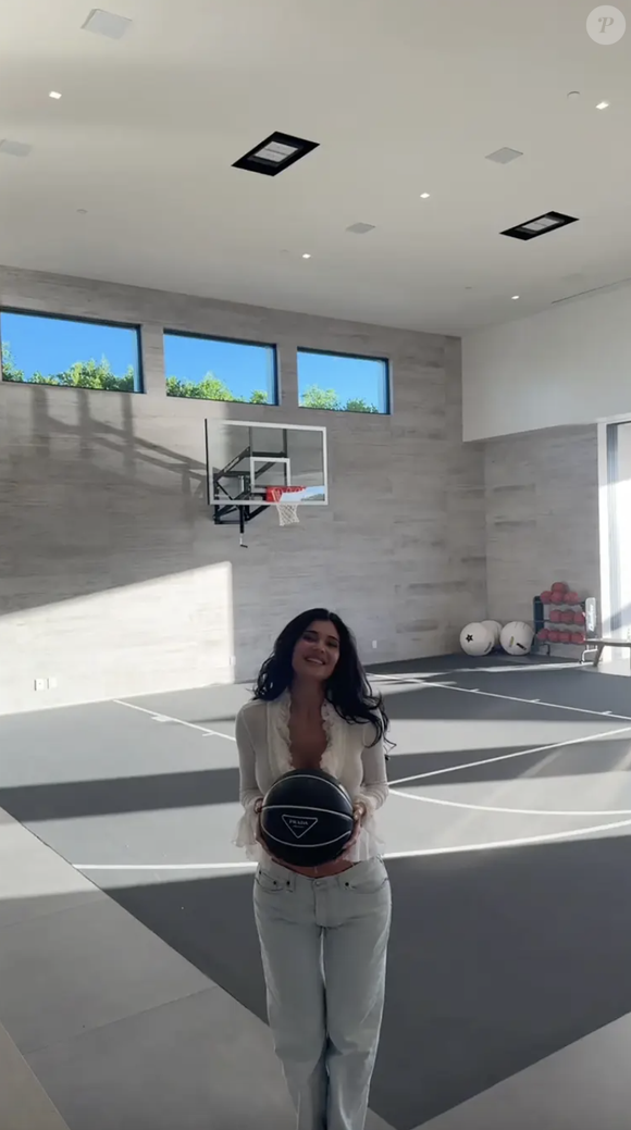 Kylie Jenner fait visiter sa maison à Palm Springs.