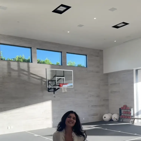 Kylie Jenner fait visiter sa maison à Palm Springs.