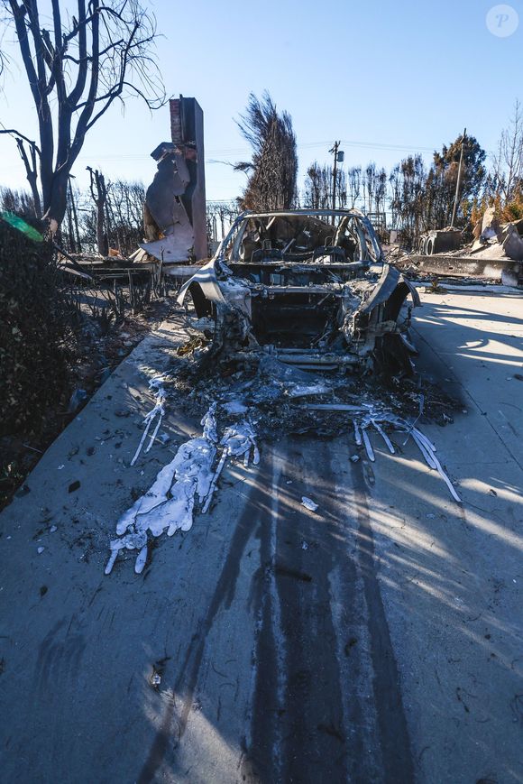Après les incendies dévastateurs du 7 janvier 2025, les habitants d'Altadena (Calfiornie) tentent de prendre un nouveau départ, à l'instar du couple belge Nicolas Husson et Catherine De Pauw, résidant aux Etats-Unis depuis 24 ans dont 18 ans passés à Los Angeles. Le 12 janvier 2025. 
© Pieter-Jan Vanstockstraeten / Bestimage