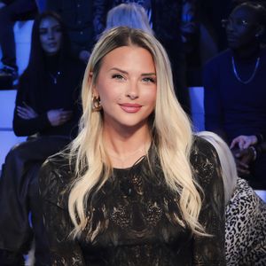 Exclusif - Kelly Vedovelli, sur le plateau de l'émission " TPMP " présentée par C.Hanouna et diffusée en direct sur C8, Paris, France, le 11 février 2025. Jack Tribeca / Bestimage