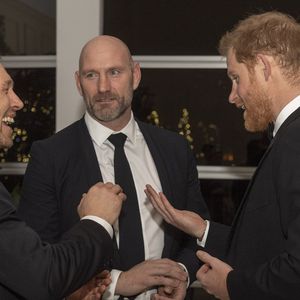 Le duc de Sussex, Jonny Wilkinson et Lawrence Dallaglio participent à la réception "Jonny Wilkinson foundation" avec des membres de l'équipe de rugby à XV d'Angleterre au Kensington Palace Pavilion à Londres, Royaume Uni, le 13 février 2019.