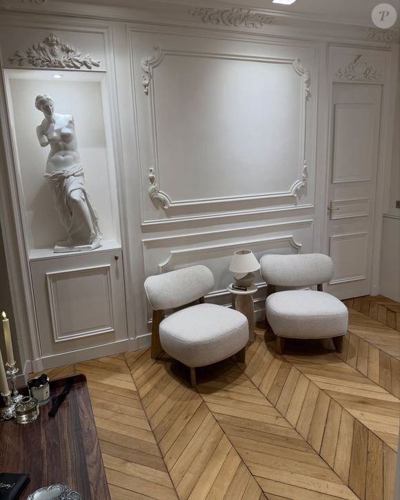 A 23 ans, il s'est offert son premier appartement : un 95m² en plein Paris.

Lythan Cottaz, fils du pilote Didier Cottaz, présente son superbe appartement parisien.
