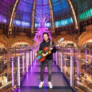 Vianney lors de l'inauguration du 130ème Noël aux Galeries Lafayette et des illuminations des vitrines, à Paris, France, le 14 novembre 2024. © Paul Blind/Galeries Lafayette via Bestimage