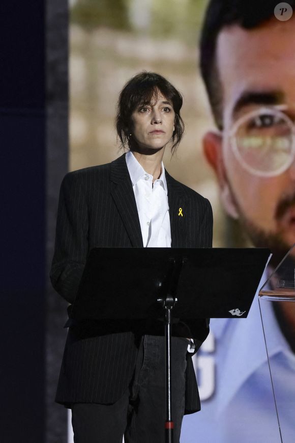 Charlotte Gainsbourg lors d'une cérémonie organisée par le Conseil des institutions juives de France (CRIF) en hommage aux victimes des attentats du Hamas du 7 octobre 2023 contre Israël, à l'occasion du premier anniversaire de l'événement, à Paris, le 7 octobre 2024.
© Jack Tribeca / Bestimage