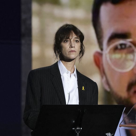 Charlotte Gainsbourg lors d'une cérémonie organisée par le Conseil des institutions juives de France (CRIF) en hommage aux victimes des attentats du Hamas du 7 octobre 2023 contre Israël, à l'occasion du premier anniversaire de l'événement, à Paris, le 7 octobre 2024. 

© Jack Tribeca / Bestimage