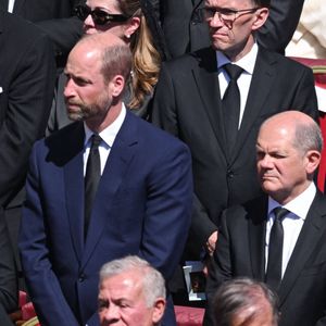 Et pour cause, William portait un costume bleu lors de cette cérémonie alors que c'est la couleur noire qui est traditionnellement admise pour ce genre d'événements. 

Le prince William, prince de Galles,, le Chancelier allemand Olaf Scholz - Les dirigeants et les têtes couronnées, venus du monde entier, assistent aux funérailles du pape François sur la place Saint-Pierre au Vatican à Rome, le 26 avril 2025. Imago/PsnewZ/Bestimage