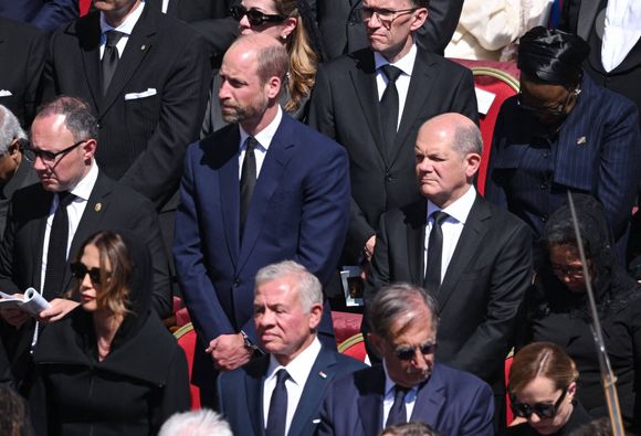 Et pour cause, William portait un costume bleu lors de cette cérémonie alors que c'est la couleur noire qui est traditionnellement admise pour ce genre d'événements. 

Le prince William, prince de Galles,, le Chancelier allemand Olaf Scholz - Les dirigeants et les têtes couronnées, venus du monde entier, assistent aux funérailles du pape François sur la place Saint-Pierre au Vatican à Rome, le 26 avril 2025. Imago/PsnewZ/Bestimage