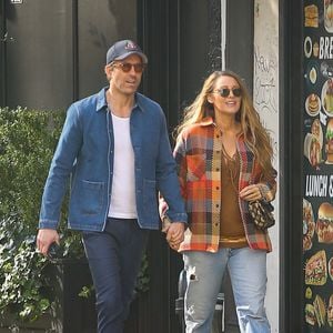 Exclusif - Blake Lively et son mari Ryan Reynolds se baladent à pied à New York le 11 octobre 2024.