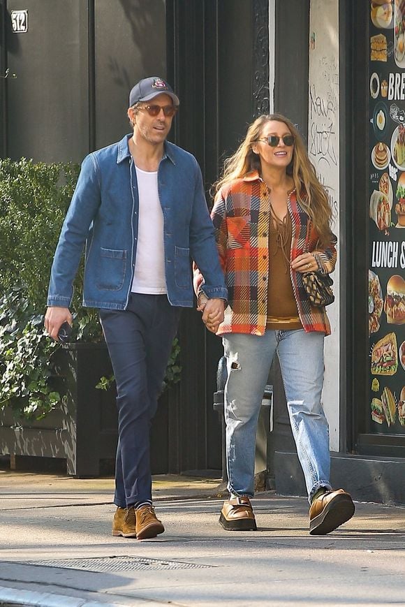 Exclusif - Blake Lively et son mari Ryan Reynolds se baladent à pied à New York le 11 octobre 2024.