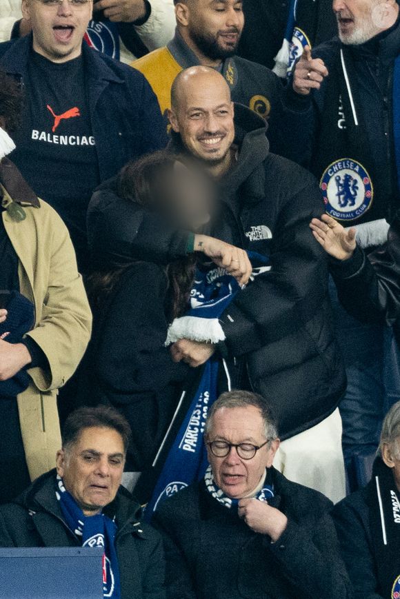 Carlito et un de ses enfants - Célébrités dans les tribunes du match de 8ème de finale aller de la Ligue Des Champions 2025-2026 (LDC) "PSG - Chelsea (5-2)" au Parc des Princes à Paris le 11 mars 2026. © Cyril Moreau/Bestimage