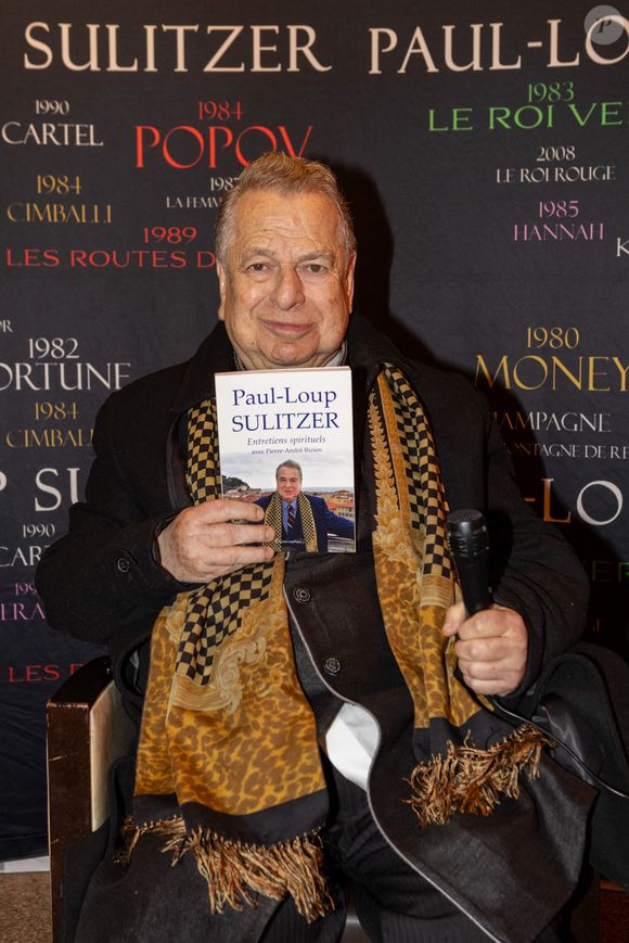 Elle a recadré les choses concernant les obsèques de l'écrivain mort à 78 ans sur l'île Maurice

Remise du prix Paul-Loup Sulitzer au restaurant Noori's à Nice le 2 mai 2024.

C'est la première sortie publique de l'écrivain depuis son agression par un de ses voisins.
© Nicolas Gavet / Panoramic / Bestimage