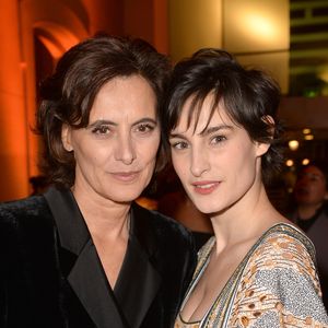 Nine d'Urso, la fille d'Inès de la Fressange, est actrice. 

Inès de La Fressange et sa fille Nine d'Urso au dîner de gala international de la mode, à l'occasion de la réouverture des galeries de la Mode avec l'exposition "Harper's Bazaar, premier magazine de mode" au musée des arts décoratifs à Paris, France en marge de la semaine de la mode prêt-à-porter automne-hiver. © Veeren-Clovis/Bestimage