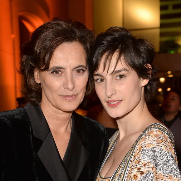 Nine d'Urso, la fille d'Inès de la Fressange, est actrice. 

Inès de La Fressange et sa fille Nine d'Urso au dîner de gala international de la mode, à l'occasion de la réouverture des galeries de la Mode avec l'exposition "Harper's Bazaar, premier magazine de mode" au musée des arts décoratifs à Paris, France en marge de la semaine de la mode prêt-à-porter automne-hiver. © Veeren-Clovis/Bestimage