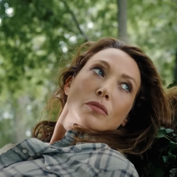 Un très bel hommage de Laura Smet à son papa

Laura Smet dans le clip "Appelle-moi Johnny", nouvelle chanson de Pascal Obispo en hommage à Johnny Hallyday sortie le 15 juin 2025, date d'anniversaire du Taulier et jour de la fête des Pères