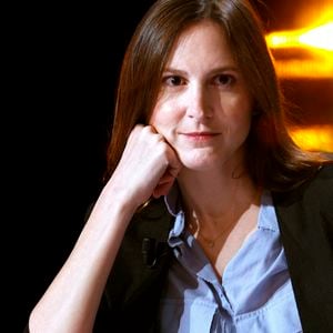 "Elle a compris, un peu tard sans doute, qu’elle n’était pas faite pour élever des enfants. Et dans ce renoncement, il y a une forme de générosité. Elle aurait pu continuer à me garder et demander une pension faramineuse", analysait l'écrivaine

Justine Levy, Paris, le 15 novembre 2012  ©Bestimage