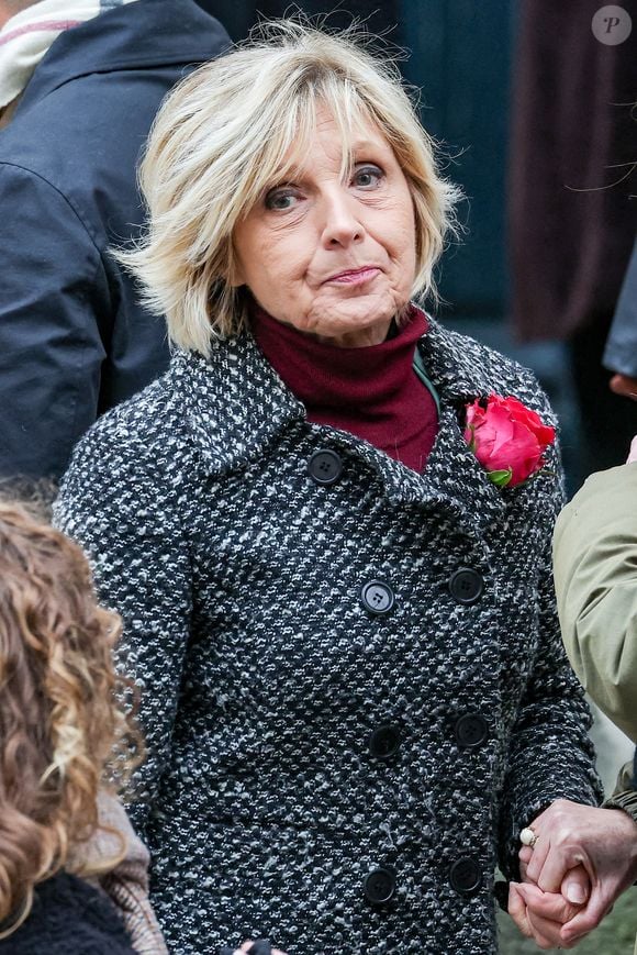 Seules des roses sont venues égayer le moment

Evelyne Dhéliat - Arrivées aux obsèques de C.Laborde en l’église Saint-Roch à Paris, le 6 février 2025. Décédée le 28 janvier 2025 à l'âge de 73 ans, l'ancienne présentatrice météo de TF1 (1988 - 2017) était atteinte de la maladie neurodégénérative à corps de Lewy. 
© Jacovides - Moreau / Bestimage