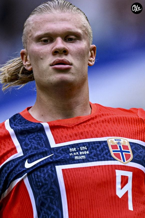 Évoluant au poste d'avant-centre à Manchester City, celui qui est surnommé le "Cyborg" arborait jusque là de longs cheveux blonds, souvent attachés en queue de cheval. 

Erling Haaland, 12 juillet 2026, Miami, Floride, États-Unis : Miami (États-Unis)