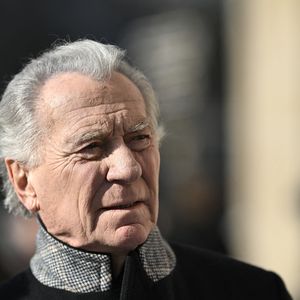 L'animateur William Leymergie arrive au Conseil d'Etat, qui examine le bien-fondé des requêtes déposées par les chaînes C8 et NRJ12 contre les décisions de l'Arcom, qui les obligeront à disparaître du paysage de la TNT dans deux semaines, à Paris, France, le 14 février 2025. Photo par Eliot Blondet/ABACAPRESS.COM