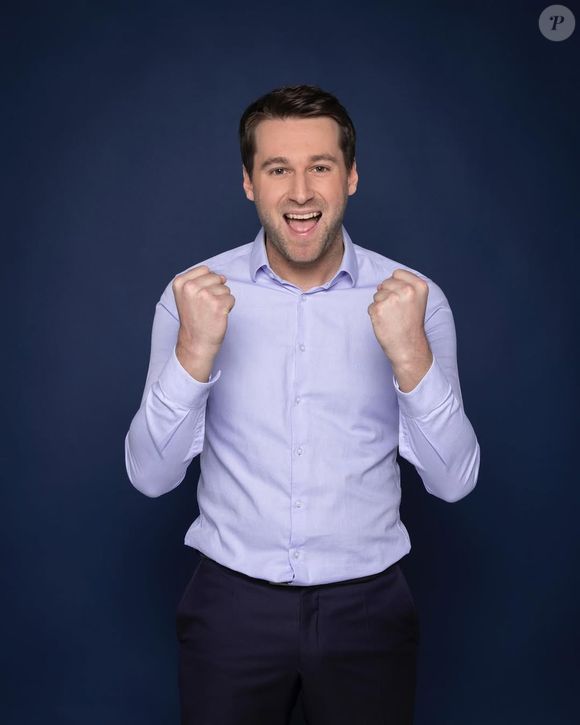 Il a dévoilé la photo officielle le référant désormais à BFMTV, sur laquelle il prend la pose sérieusement en costume cravate. 

Hugo Capelli publie régulièrement des clichés sur son compte Instagram !