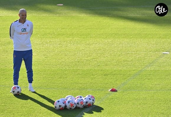 Zinedine Zidane - Entraînement de l'équipe de France en préparation de la Ligue des nations de l'UEFA 2026 au Centre national de Clairefontaine le 21 septembre 2026. © Christian Liewig/Bestimage