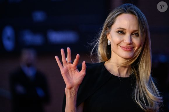 Dans une interview intime, l’actrice explique avoir voulu se joindre aux nombreuses femmes qui partagent ces marques, témoins d’un parcours de prévention ou de maladie. 

Angelina Jolie assiste au tapis rouge du film 'Couture' lors du 20ème Festival du Film de Rome à l'Auditorium Parco della Musica à Rome (Italie), 18 octobre 2025. © Andrea Staccioli/Insidefoto via ZUMA Press/Bestimage