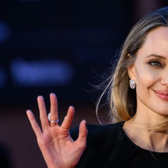 Dans une interview intime, l’actrice explique avoir voulu se joindre aux nombreuses femmes qui partagent ces marques, témoins d’un parcours de prévention ou de maladie. 

Angelina Jolie assiste au tapis rouge du film 'Couture' lors du 20ème Festival du Film de Rome à l'Auditorium Parco della Musica à Rome (Italie), 18 octobre 2025. © Andrea Staccioli/Insidefoto via ZUMA Press/Bestimage