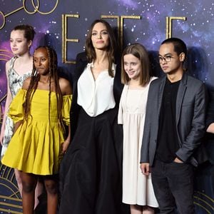 Angelina Jolie et ses enfants Shiloh, Zahara, Vivienne et Maddox au photocall de la projection du film Eternals (Les Eternels) au BFI Imax à Londres le 27 octobre 2021.