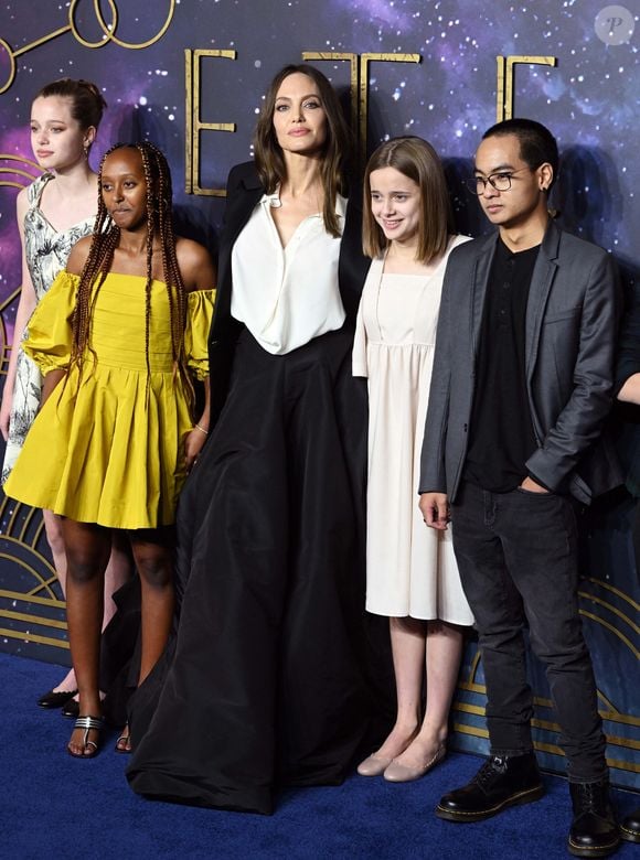 Angelina Jolie et ses enfants Shiloh, Zahara, Vivienne et Maddox au photocall de la projection du film Eternals (Les Eternels) au BFI Imax à Londres le 27 octobre 2021.