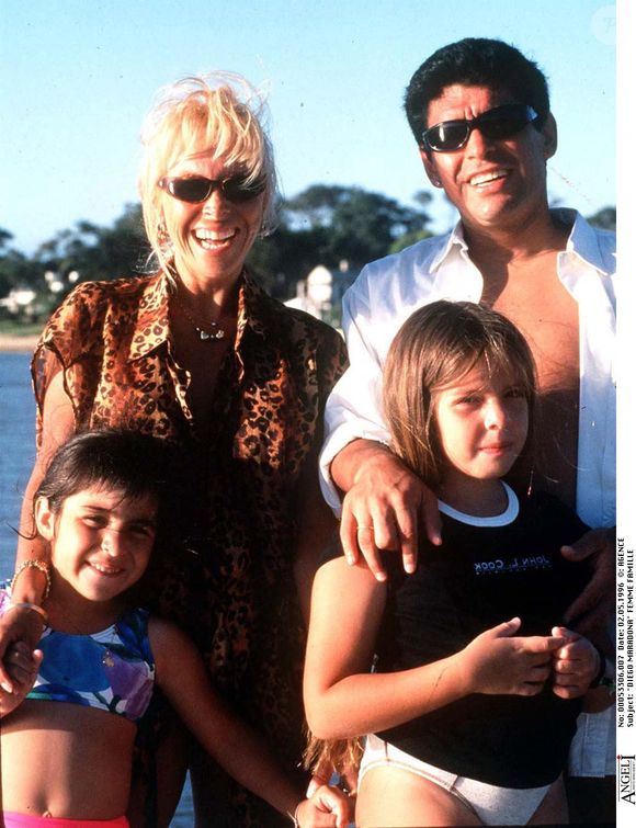 Diego Armando Maradona - Argentine, 2 mai 1996. Avec son épouse Claudia Villafañe et leurs filles, souriant, plan américain.
Crédit : Agence/Bestimage