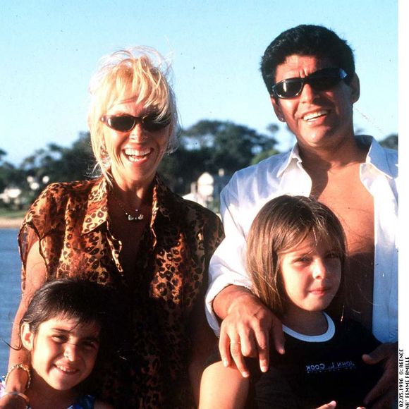 Diego Armando Maradona - Argentine, 2 mai 1996. Avec son épouse Claudia Villafañe et leurs filles, souriant, plan américain.
Crédit : Agence/Bestimage