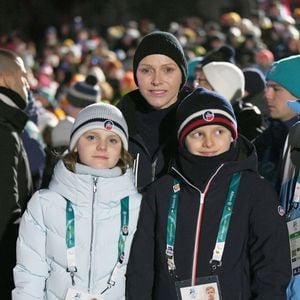 Le prince Albert et la princesse Charlène de Monaco et leurs enfants, le prince Jacques de Monaco et la princesse Gabriella de Monaco assistent à la remise des prix de l'équipe mixte de skeleton lors des jeux olympiques d'hiver de Milan-Cortina 2026 le 15 février