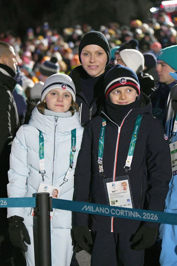 Le prince Albert et la princesse Charlène de Monaco et leurs enfants, le prince Jacques de Monaco et la princesse Gabriella de Monaco assistent à la remise des prix de l'équipe mixte de skeleton lors des jeux olympiques d'hiver de Milan-Cortina 2026 le 15 février