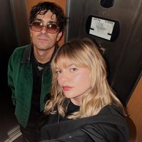 Louane affiche sa silhouette affûtée au cours d'un date avec Florian Rossi : Bottes en cuir lisse et collants résilles, elle subjugue son fiancé