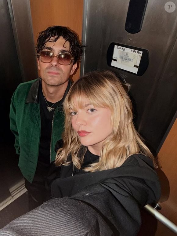 Louane khoe vóc dáng săn chắc trong buổi hẹn hò với Florian Rossi: Bốt da trơn và quần tất lưới, cô quyến rũ vị hôn phu của mình: Trình chiếu - Purepeople
