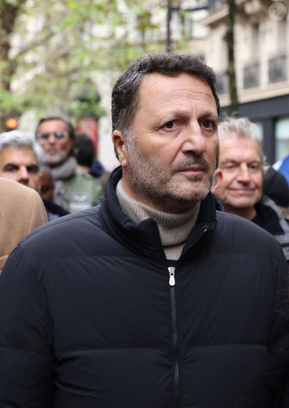"Avec Satisfaction (Satisfy), Arthur est à 59 ans à la tête d'un groupe florissant de 150 collaborateurs et d'une machine à cash", écrivait "L'Informé" en décembre 2024

Arthur (Jacques Essebag) - Marche pour la République et contre l'antisémitisme à Paris le 12 novembre 2023. © Denis Guignebourg / Bestimage