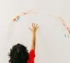 Découvrir une fresque improvisée au feutre sur la peinture du salon est une expérience vécue par de nombreux parents.