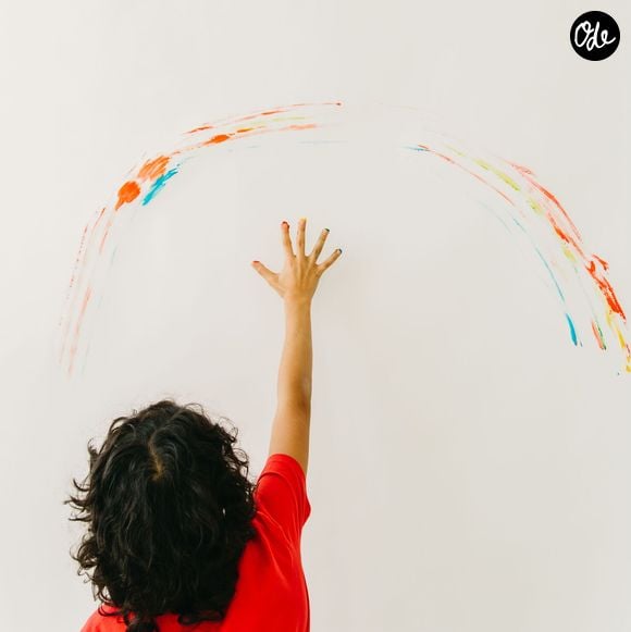 Découvrir une fresque improvisée au feutre sur la peinture du salon est une expérience vécue par de nombreux parents.