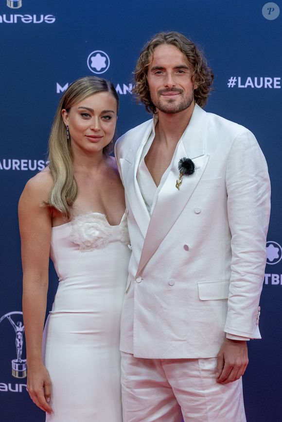 “Je dois dire que lorsque j’ai perdu le premier set, la première chose que j’ai faite a été de regarder l’empreinte de Nadal”, explique la compagne de Stefanos Tsitsipas

Paula Badosa et Stefanos Tsitsipas à Madrid le 21 avril 2025. (Credit Image: © Oscar Manuel Sanchez/ZUMA Press Wire)