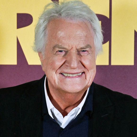 André Dussollier lors du photocall de la première de 'Chers Parents' à l'UGC Bercy à Paris, France, le 16 février 2026. Photo par Christophe Meng/ABACAPRESS.COM