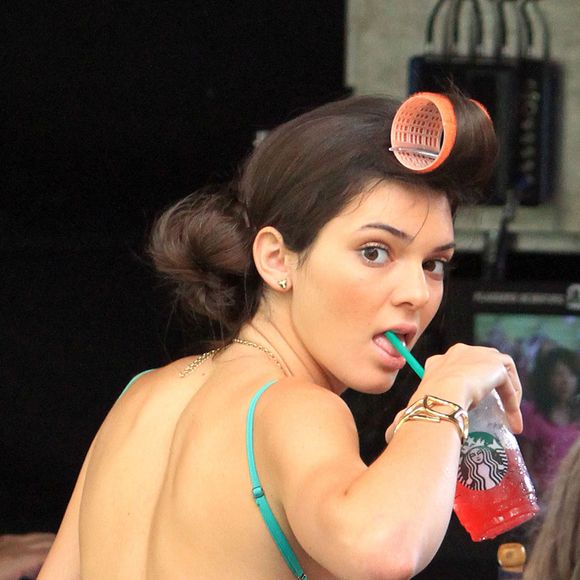 Du haut de son 1m79, Kendall Jenner est devenue rapidement la star des podiums et du papier glacé des magazines de mode. 

Exclusif - Kendall Jenner sur le tournage de Hawaii Five O à Honolulu  FAMEFLYNET / BESTIMAGE