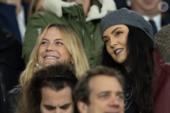 Hoshi et sa compagne dans les tribunes du match de football de qualification pour la coupe du monde 2026 opposant la France à Azerbaïdjan (3-0) au Parc des Princes à Paris, France, le 10 octobre 2025. © Cyril Moreau/Bestimage