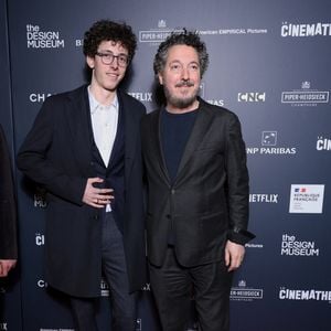 En effet, comme on l'apprend grâce à "Madame Figaro", Tado s'est installé de l'autre côté de l'Atlantique, aux Etats-Unis, où il poursuit tranquillement ses études.
Guillaume Gallienne et son fils Tado - Vernissage de l'exposition de 'Wes Anderson' à la Cinémathèque Française de Paris le 17 mars 2025. © Denis Guignebourg/Bestimage