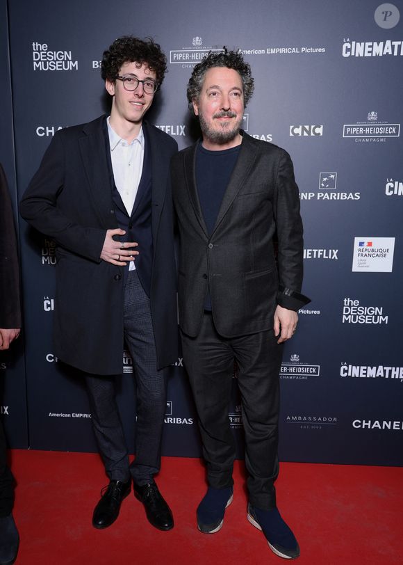 En effet, comme on l'apprend grâce à "Madame Figaro", Tado s'est installé de l'autre côté de l'Atlantique, aux Etats-Unis, où il poursuit tranquillement ses études.

Guillaume Gallienne et son fils Tado - Vernissage de l'exposition de 'Wes Anderson' à la Cinémathèque Française de Paris le 17 mars 2025. © Denis Guignebourg/Bestimage