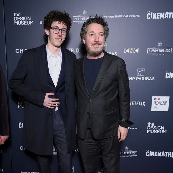 En effet, comme on l'apprend grâce à "Madame Figaro", Tado s'est installé de l'autre côté de l'Atlantique, aux Etats-Unis, où il poursuit tranquillement ses études.

Guillaume Gallienne et son fils Tado - Vernissage de l'exposition de 'Wes Anderson' à la Cinémathèque Française de Paris le 17 mars 2025. © Denis Guignebourg/Bestimage